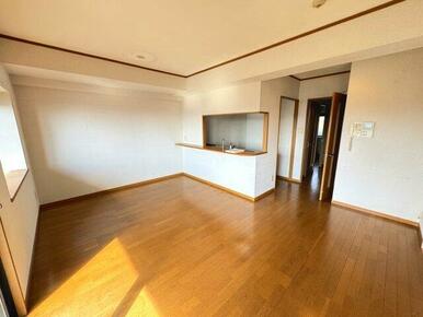 LDK部分。キッチン前にカウンター付き♪