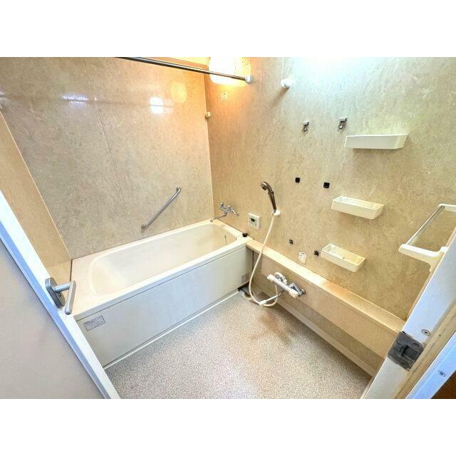 追炊き機能付浴室♪浴槽物干しあり。