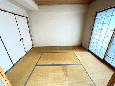 リビング横には6帖の和室あり。来客時の宿泊室としてもご使用いただけます。