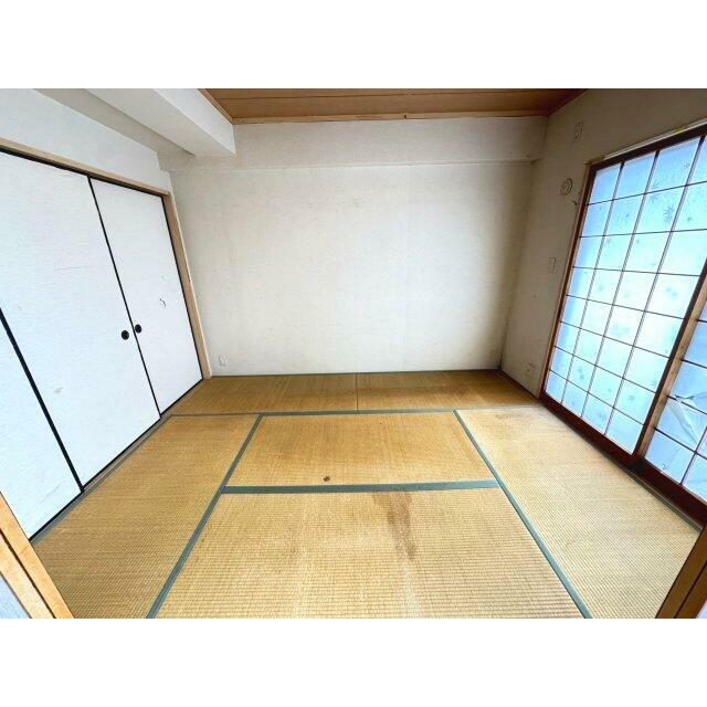 リビング横には6帖の和室あり。来客時の宿泊室としてもご使用いただけます。