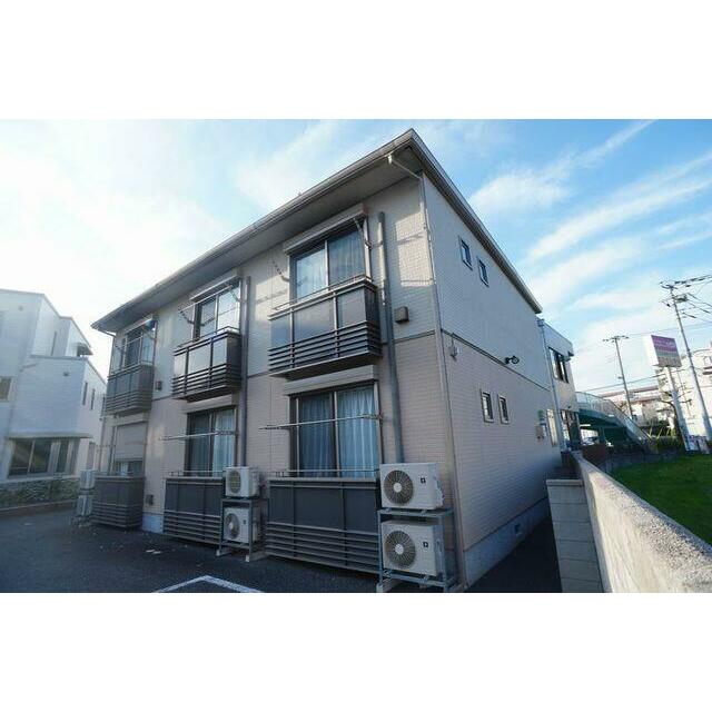 外壁はベージュ×ホワイト系の明るいカラーで２０２２年１０月塗装工事実施済です。