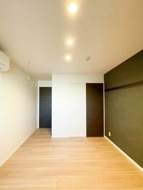 洋室はアクセントクロスを採用しております