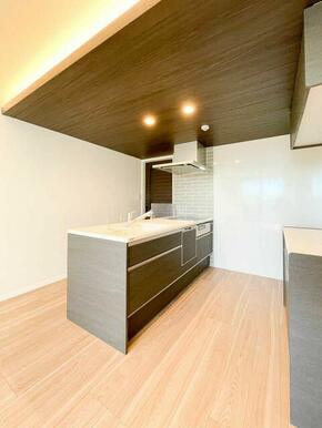 キッチンは下部に収納がございます