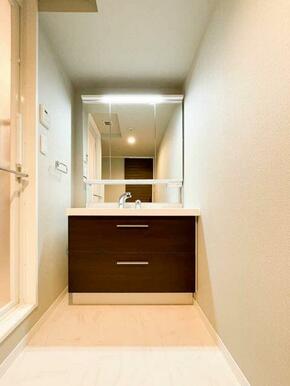 ３面鏡付きの洗面化粧台でございます