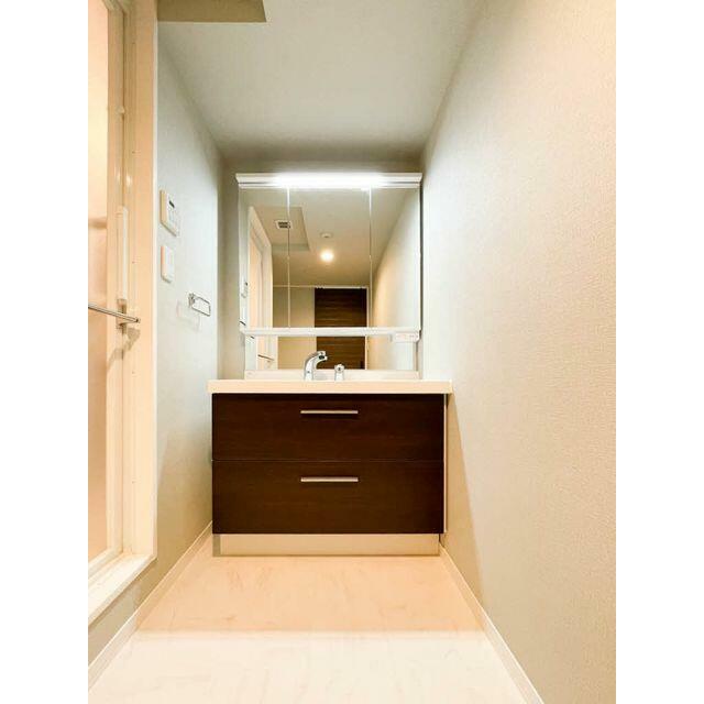 ３面鏡付きの洗面化粧台でございます