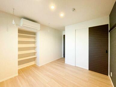 収納棚付きでございます