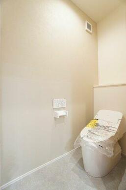 タンクレスタイプのトイレで見た目スッキリ♪清潔感もあります。※類似物件の参考画像です。
