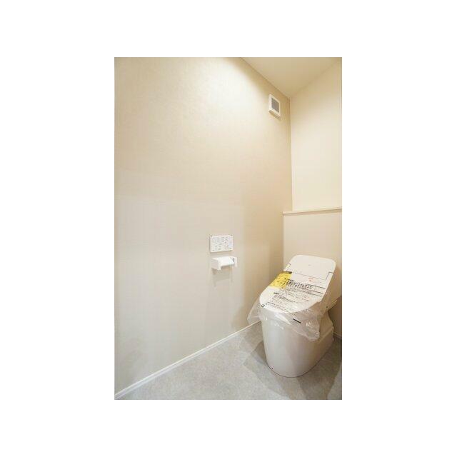 タンクレスタイプのトイレで見た目スッキリ♪清潔感もあります。※類似物件の参考画像です。