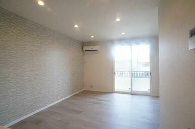 【ＬＤＫ１２．１帖】建物前面は当シャーメゾンの駐車場のため、採光性も風通しも良いくつろぎ空間です♪