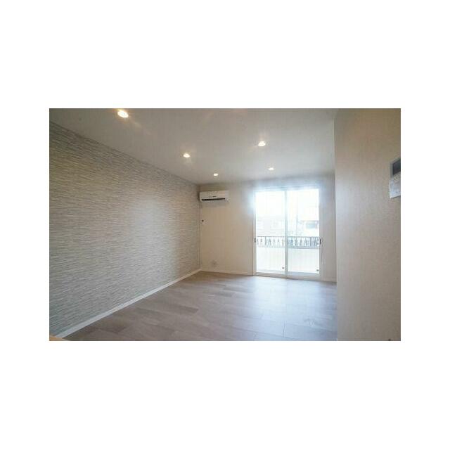 【ＬＤＫ１２．１帖】建物前面は当シャーメゾンの駐車場のため、採光性も風通しも良いくつろぎ空間です♪