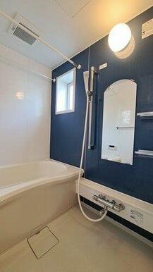 換気と採光を考慮した小窓があって明るく清潔感あるバスルームは、沸かし直しができる追焚給湯機能付き♪