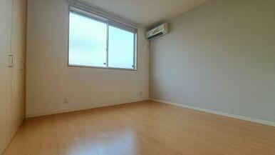 あると嬉しいエアコン付きの北側洋室は、クローゼットも配しているので寝室や子供部屋としてもご利用いた…