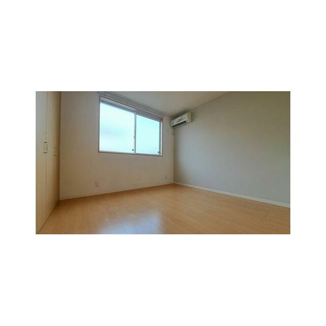 あると嬉しいエアコン付きの北側洋室は、クローゼットも配しているので寝室や子供部屋としてもご利用いた…