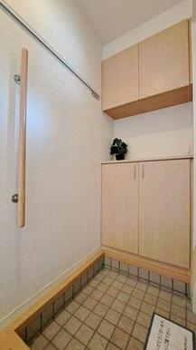 上下に分かれたシューズボックスは豊富な収納力。可変式の棚になっているのでブーツもすっきり収納ができ…