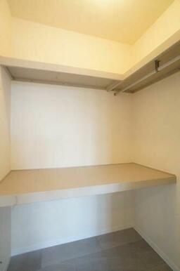 【南洋室収納】長い丈の衣類もハンガーにかけたまま収納できるハンガーパイプや、衣装ケース収納に便利な…