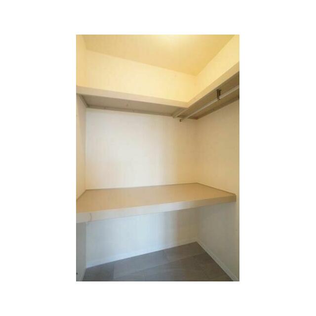 【南洋室収納】長い丈の衣類もハンガーにかけたまま収納できるハンガーパイプや、衣装ケース収納に便利な…