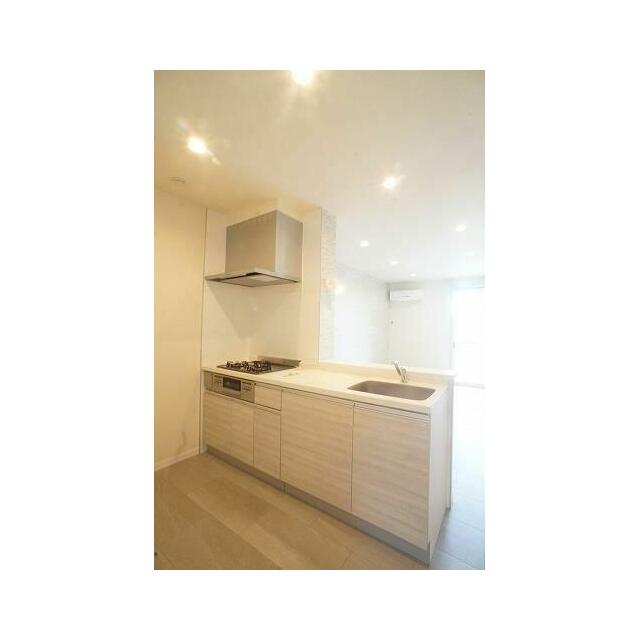 ワークトップに人工大理石を採用したキッチンは、お手入れも楽々♪自炊派には嬉しいビルドインシステムキ…