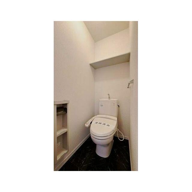 幅広い年齢層から支持されている今や必須アイテムの温水洗浄暖房便座♪冬場も便座が暖かくご使用いただけ…