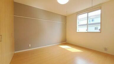 リビング隣接の南洋室は室内物干し付きなので、寝室以外にも部屋自体をランドリー＆収納スペースとしたり…