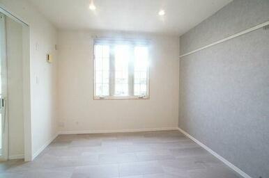 【南洋室６．１帖】画鋲や釘を使わずに、ちょっとした物かけに大変便利な化粧幕板付き♪時計やポスター・…