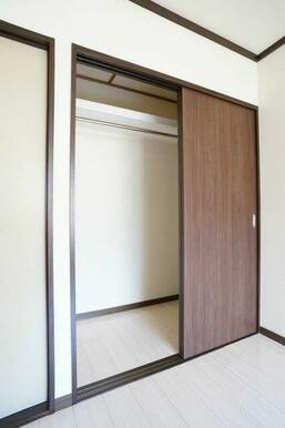 【洋室(2)収納】こちらの洋室の収納は、間口の広いクローゼットタイプの収納です。洋服もハンガーのま…