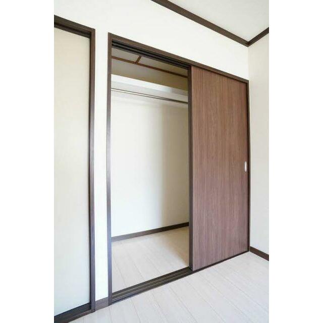 【洋室(2)収納】こちらの洋室の収納は、間口の広いクローゼットタイプの収納です。洋服もハンガーのま…