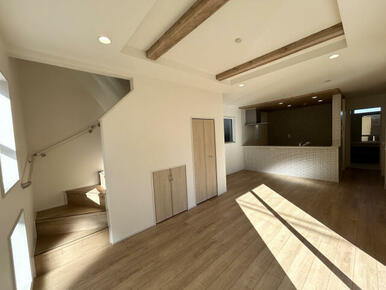 【リビング】奥行きを演出する折り上げ天井。シーリングファンとの相性も良好です