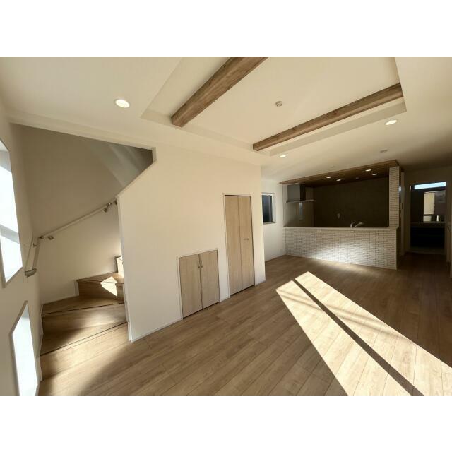 【リビング】奥行きを演出する折り上げ天井。シーリングファンとの相性も良好です