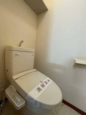 【トイレ】温水洗浄機能付き便座です☆　上部にはペーパーストック可能な棚が御座います☆