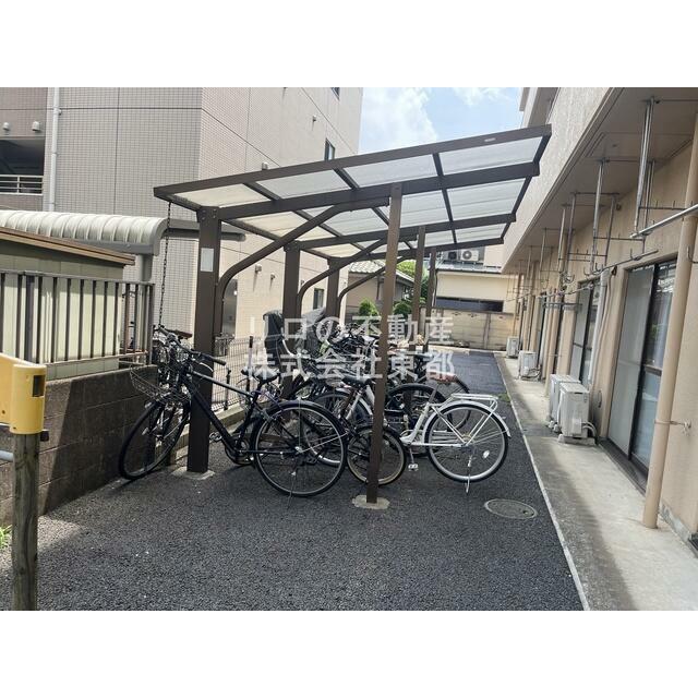 雨の日でも安心して止められる屋根付の駐輪場です☆