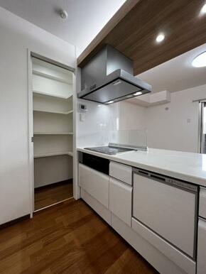「システムキッチン(2)」キッチン横には便利なパントリー室完備しております。
