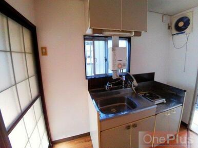 収納たっぷりのシンク、冷蔵庫置場もあります。