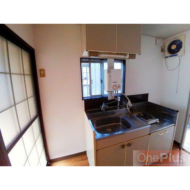 収納たっぷりのシンク、冷蔵庫置場もあります。