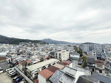 バルコニー（南側眺望）からは南東側に五山送り火「大」が望めます。