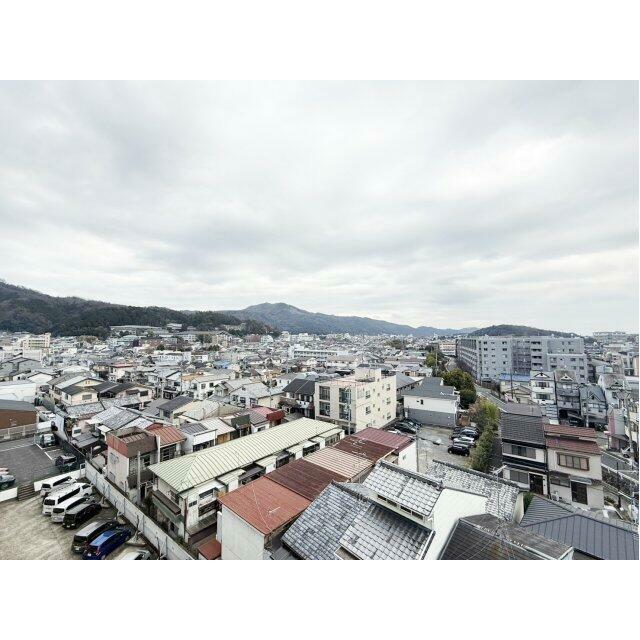 バルコニー（南側眺望）からは南東側に五山送り火「大」が望めます。