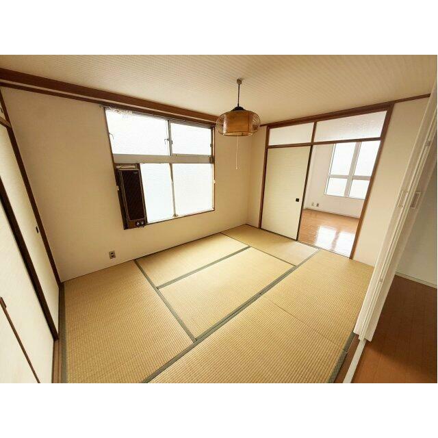 LDK隣接の和室約6帖です。