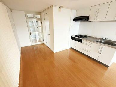 LDK約10帖ですが、隣接する和室約6帖と一体の空間としてご使用いただけます。