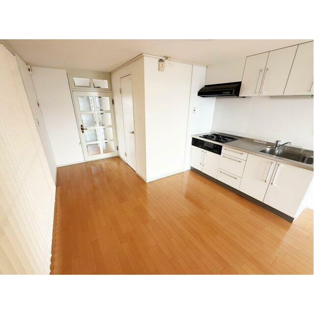 LDK約10帖ですが、隣接する和室約6帖と一体の空間としてご使用いただけます。