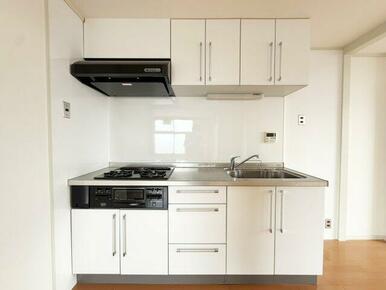 三口ガスコンロのシステムキッチンです。