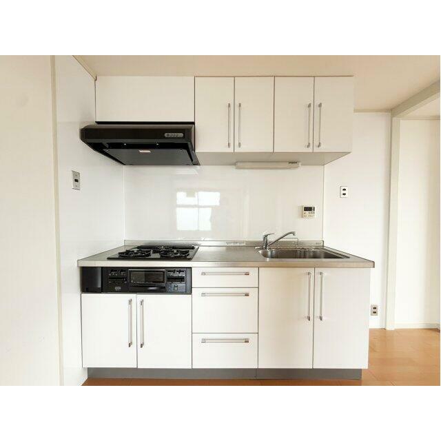 三口ガスコンロのシステムキッチンです。