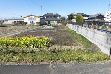 協定道路部分あたり、後日６ｍ巾の舗装となります。