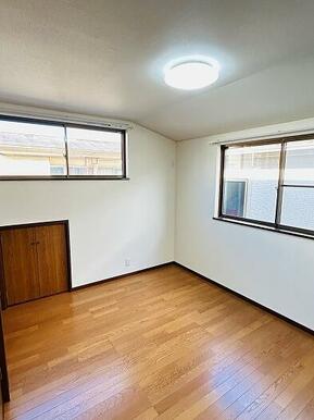 「洋室」2階北側6帖洋室の様子です。