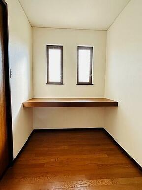 「納戸」2階納戸はカウンターを付けて書斎としても活用いただけます。