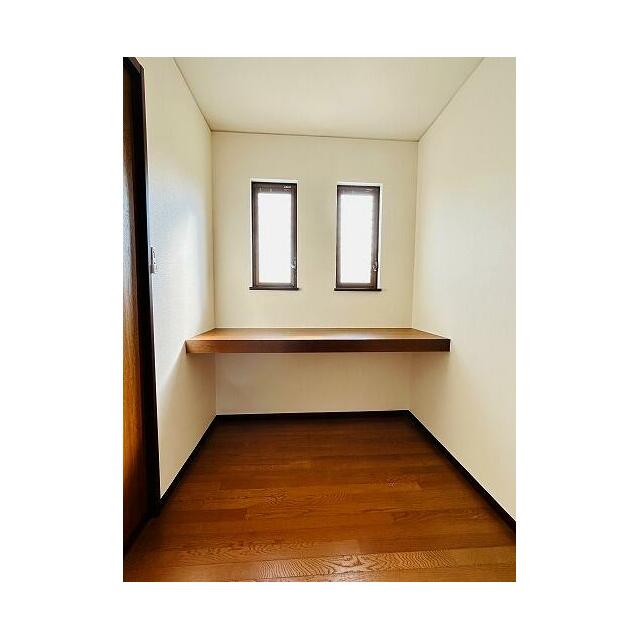 「納戸」2階納戸はカウンターを付けて書斎としても活用いただけます。