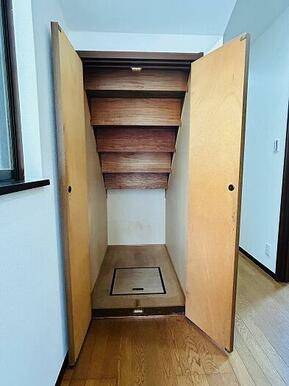 「廊下」階段下収納スペースもあります。