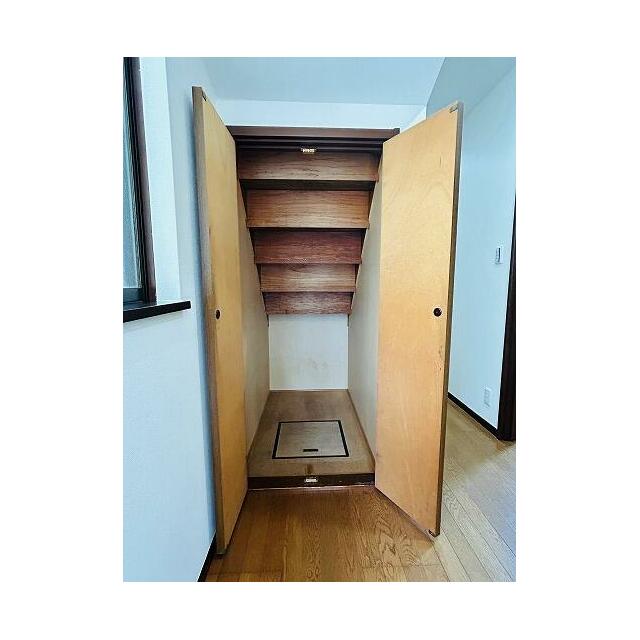 「廊下」階段下収納スペースもあります。