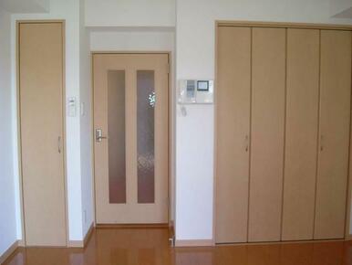 バルコニー側から見た居室です。