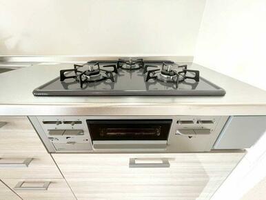 ガスコンロは３口ございます。