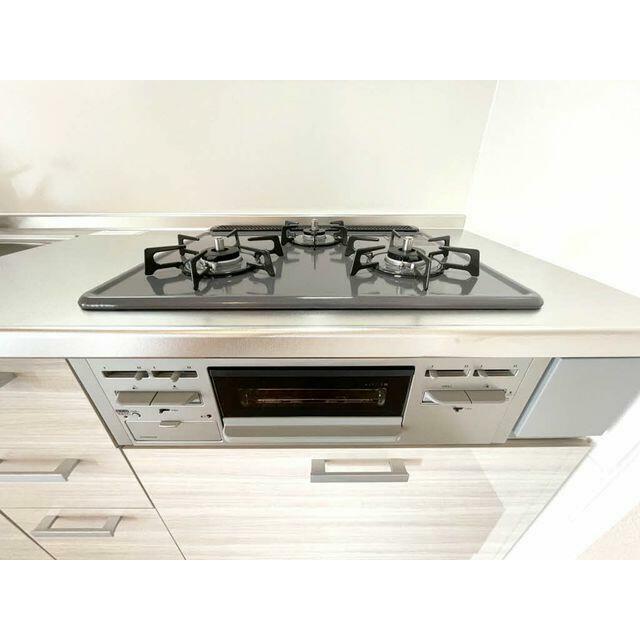 ガスコンロは３口ございます。