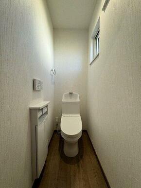 １階トイレ：一体型トイレで、壁に収納もあり♪
